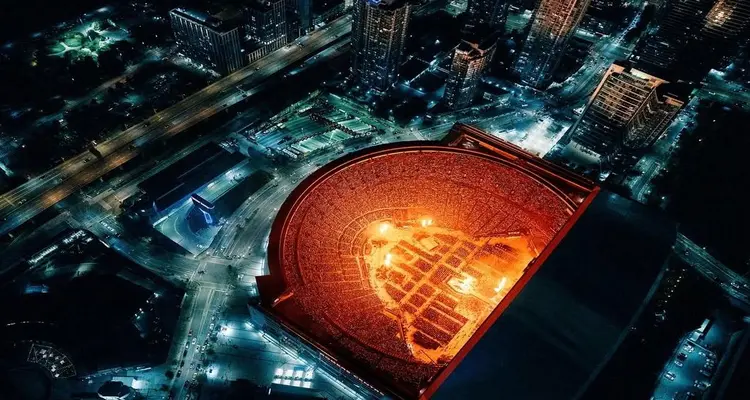 Morgan Wallen Performance in outdoor comcert with sweatshirt