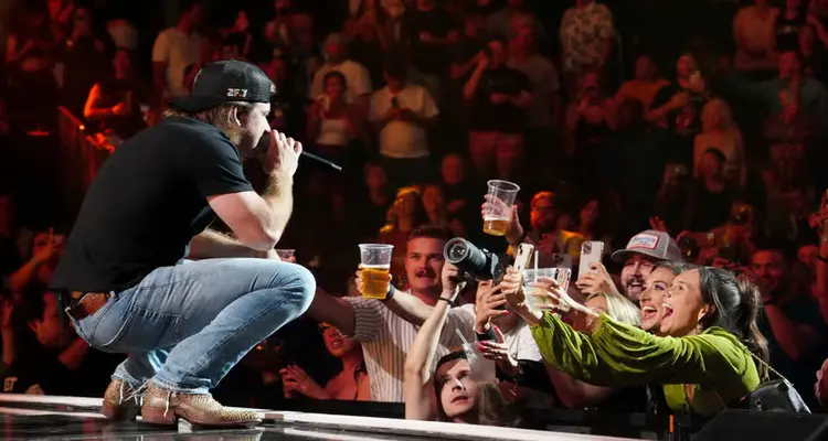 Morgan Wallen apparel waering in the outdoor concert