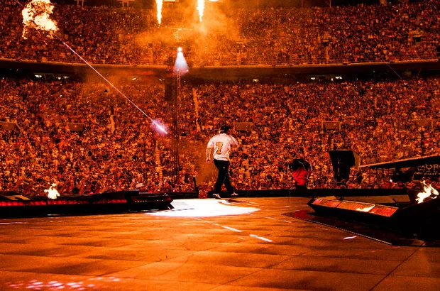 morgan wallen performance wearing a jersey